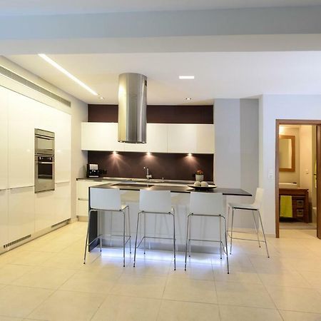 Spacious Fully Equipped 3Bd 2Bath Apt In The Heart Of City With Balconies Ac And Fast Wifi #2 Kandiye Dış mekan fotoğraf